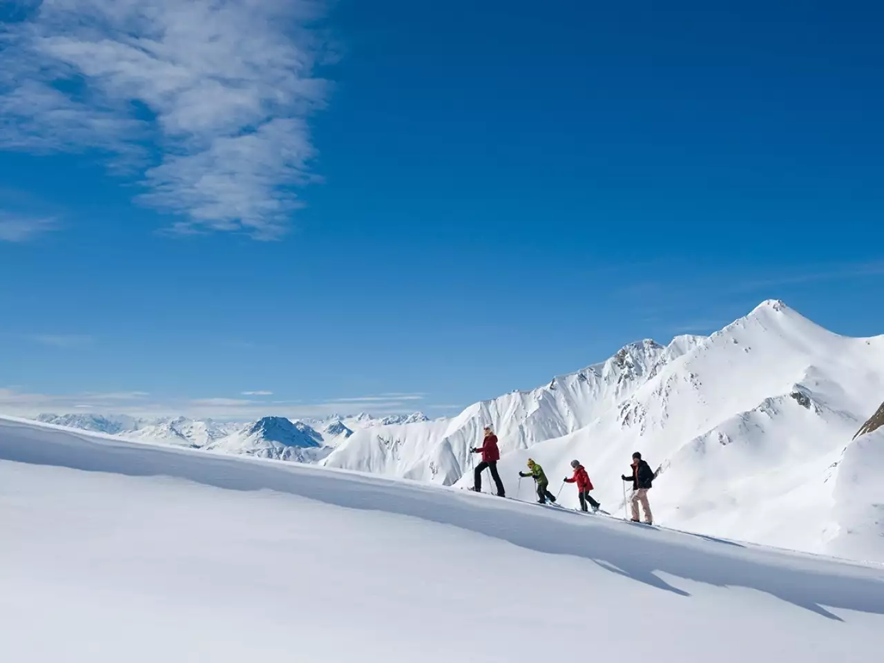 Winterwandern durch die schöne Landschaft in Fisss