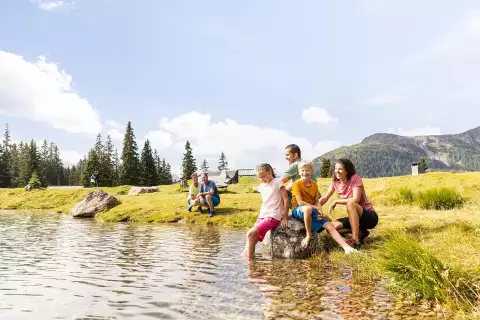 01_hausamrua_familienurlaub-sommer.webp