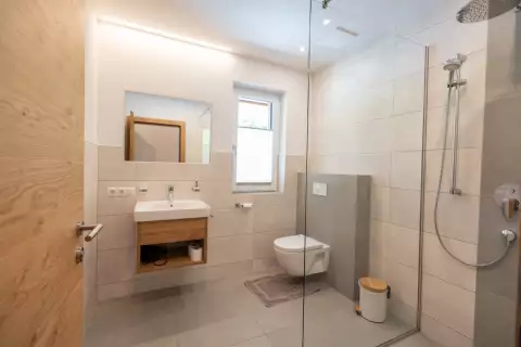 05_hausamrua_fewo_saphir_badezimmer