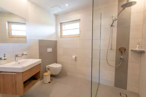 02_hausamrua_fewo_rubin_badezimmer
