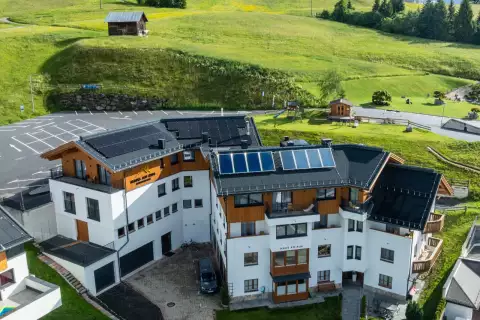 06_hausamrua_ansicht_sommer