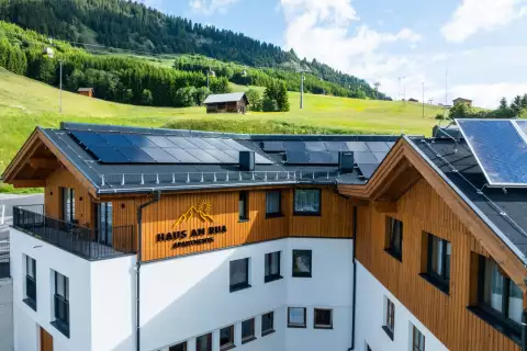 05_hausamrua_ansicht_sommer