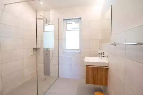 06_hausamrua_fewo_smaragd_badezimmer