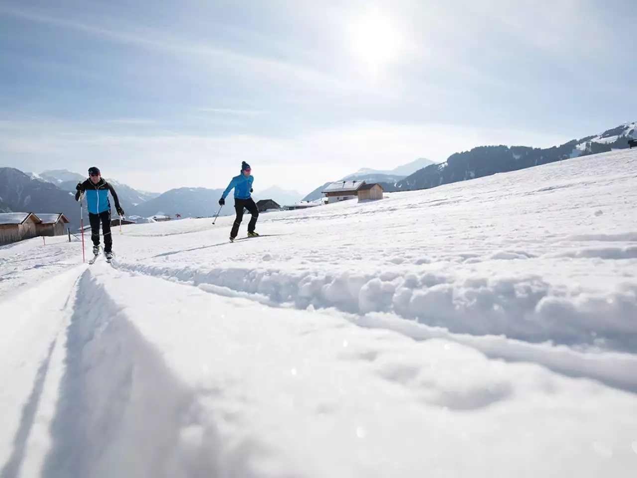 Langlaufen durch die schöne Landschaft in Fisss