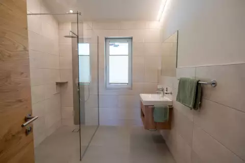 07_hausamrua_fewo_smaragd_dusche